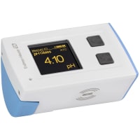 Mano de Multiparameter - metro llevado a cabo, sensores: pH/ORP, conductividad y oxígeno